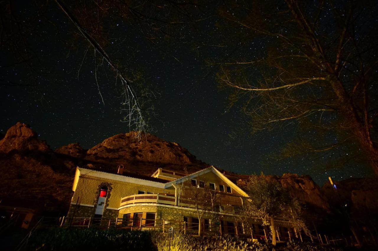 Albergue Santa Barbara Aliaga エクステリア 写真